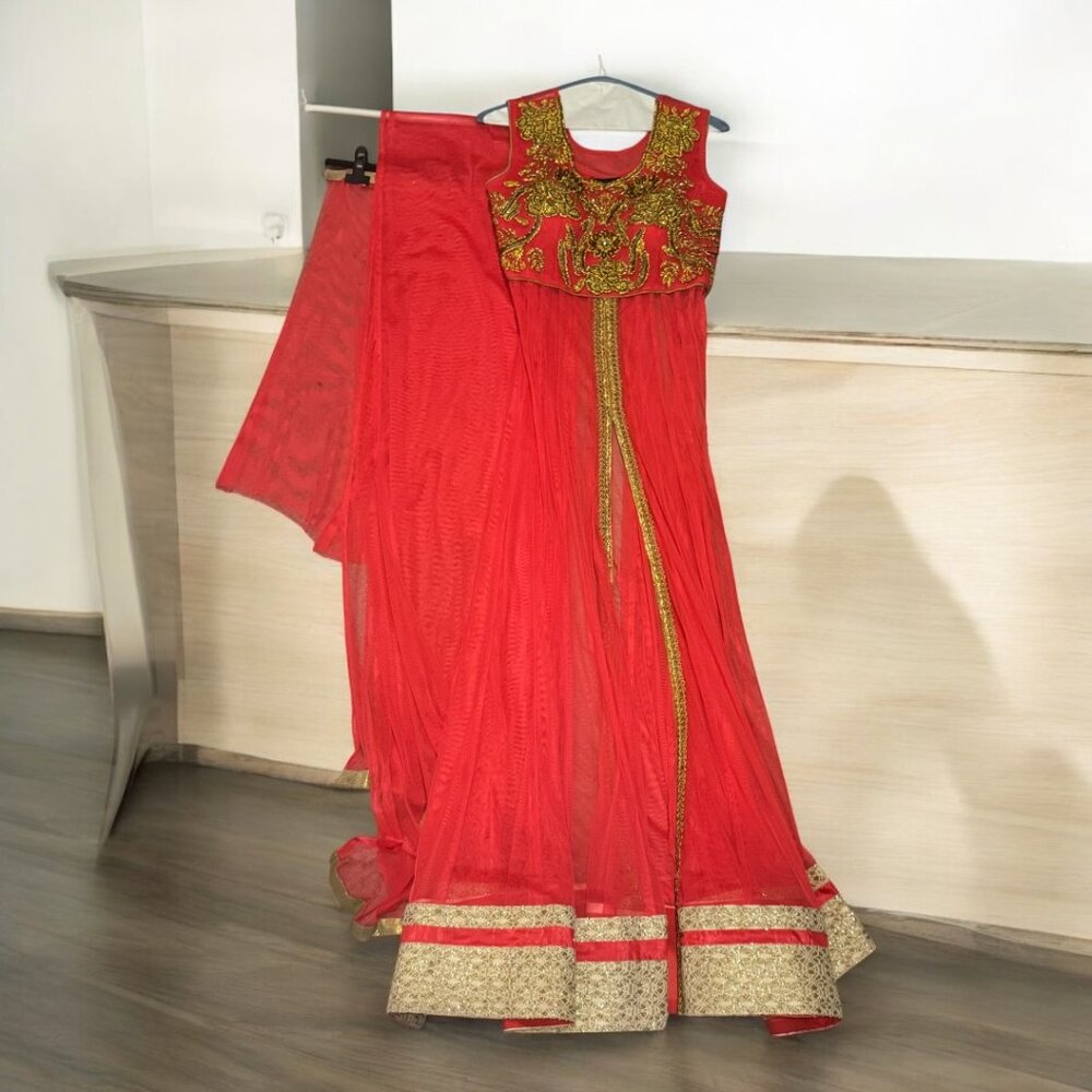 Elegant Coral and Yellow Gold Indian Attire – 5 Pieces - Size M